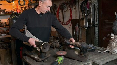 Мініатюрну техніку зі старих швейних машинок виготовляє майстер з Рівненщини Євгеній Сак Мініатюрну техніку зі старих швейних машинок виготовляє майстер з Рівненщини Євгеній Сак
