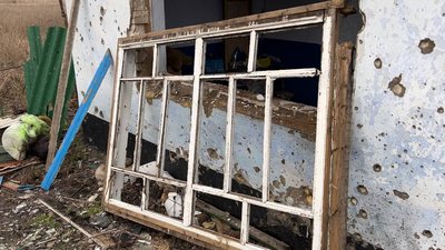 Дома руїни. В село на Херсонщині повертаються люди, аби відновити житло Дома руїни. В село на Херсонщині повертаються люди, аби відновити житло