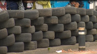 Підприємці луцького ринку забарикадувалися шинами Підприємці луцького ринку забарикадувалися шинами