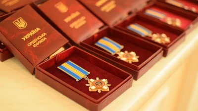 Пам'ять робить нас сильнішими: черкаських воїнів посмертно нагородили орденами Пам'ять робить нас сильнішими: черкаських воїнів посмертно нагородили орденами