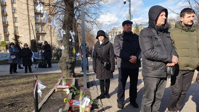 День Героїв Небесної Сотні: у столиці презентували інсталяцію "Обірвана кулею мрія" День Героїв Небесної Сотні: у столиці презентували інсталяцію "Обірвана кулею мрія"