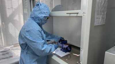 Фахівець подрібнює кістки для ДНК-експертизи, 25 червня 2025 року, Миколаїв