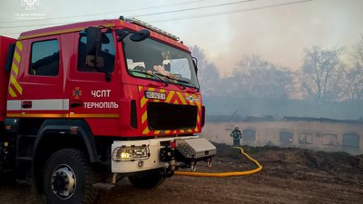 На Тернопільщині горіла колишня сільськогосподарська будівля На Тернопільщині горіла колишня сільськогосподарська будівля