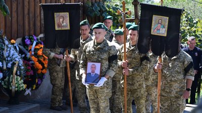 На Мукачівщині попрощалися з полеглим на війні прикордонником Василем Якимом На Мукачівщині попрощалися з полеглим на війні прикордонником Василем Якимом