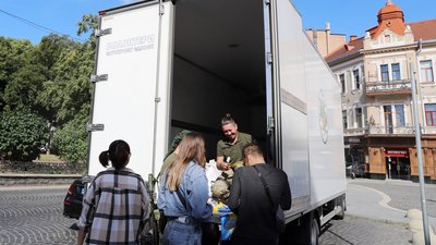 Вантажний автомобіль із допомогою для українських воїнів врушив маршрутом "Мотопробігу Єдності" з Ужгорода Вантажний автомобіль із допомогою для українських воїнів врушив маршрутом "Мотопробігу Єдності" з Ужгорода