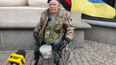 "Я просто волонтер-одиночка": у Полтаві збирає гроші для військових 76-річний Григорій Янченко "Я просто волонтер-одиночка": у Полтаві збирає гроші для військових 76-річний Григорій Янченко