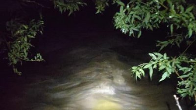 Затопило стежку. У Карпатах рятувальники допомогли п'ятьом туристам