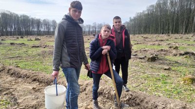 Учні Барського ліцею №2 долучилися до озеленення Вінниччини Учні Барського ліцею №2 долучилися до озеленення Вінниччини
