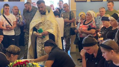 "Загинув під час бою з російськими загарбниками". У Сумах провели в останню путь солдата Василя Резнікова "Загинув під час бою з російськими загарбниками". У Сумах провели в останню путь солдата Василя Резнікова