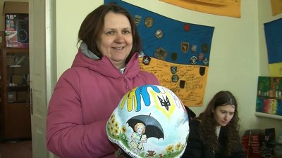 "Метал перемоги": на Волині діти розмальовують гільзи та уламки ракет "Метал перемоги": на Волині діти розмальовують гільзи та уламки ракет