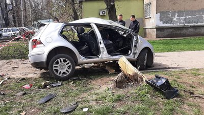 В Одесі автівка влетіла в дерево та застрягла: одна людина травмувалася В Одесі автівка влетіла в дерево та застрягла: одна людина травмувалася