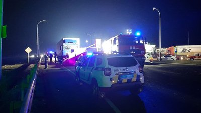 Під Харковом вантажівка з щебенем перекинулася на легковик: що відомо