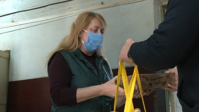 У Харківський гуртожиток для незрячих волонтери привезли продукти та маски У Харківський гуртожиток для незрячих волонтери привезли продукти та маски