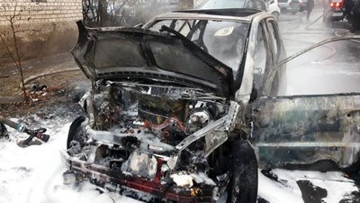 У Дніпрі у дворі багатоповерхівки згорів легковий автомобіль У Дніпрі у дворі багатоповерхівки згорів легковий автомобіль