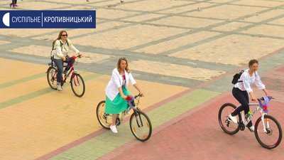 У Кропивницькому відбувся велопробіг у вишиванках У Кропивницькому відбувся велопробіг у вишиванках