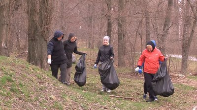 Зробили, щоб було красиво: черкасці разом із переселенцями організували суботник