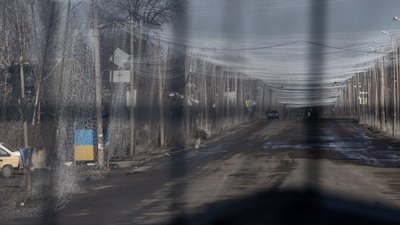 Дорога, що захищена антидроновими сітками, Донецька область, 2 березня 2026 року