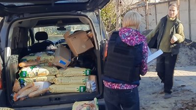 Волонтери з Миколаєва привезли до деокупованої Чорнобаївки гуманітарну допомогу