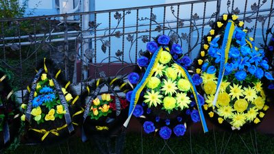 Херсон, вінки, прощання з бійцем Антоном Сіряєвим Херсон, вінки, прощання з бійцем Антоном Сіряєвим