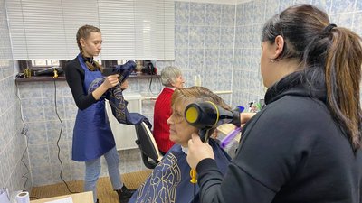 Для пенсіонерів, багатодітних родин та переселенців: як працює соціальна перукарня у Вінниці Для пенсіонерів, багатодітних родин та переселенців: як працює соціальна перукарня у Вінниці