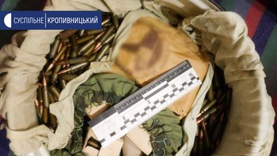 Під час обшуку знайшли гранатомет, гранату, 13 осколкових боєприпасів та більше 700 набоїв Під час обшуку знайшли гранатомет, гранату, 13 осколкових боєприпасів та більше 700 набоїв