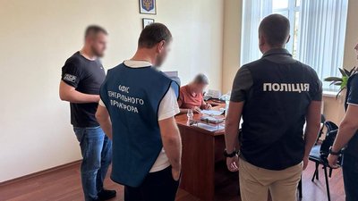 Вимагав "відкат" від інвесторів за встановлення сонячних панелей у колонії: на Одещині затримали посадовця — ДБР