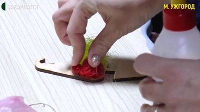 Вихованці майстерні «Творче дитинство» виготовили новорічні іграшшки