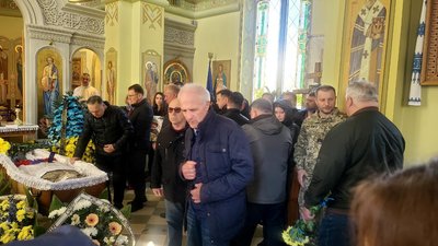 На Тернопільщині прощаються з бійцем, екснардепом Олегом Барною На Тернопільщині прощаються з бійцем, екснардепом Олегом Барною