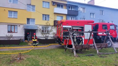 На Франківщині через пожежу в підвалі будинку рятувальники евакуювали 11 дорослих і чотирьох дітей