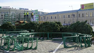 На площі Свободи у Харкові почали монтувати новорічну ялинку На площі Свободи у Харкові почали монтувати новорічну ялинку
