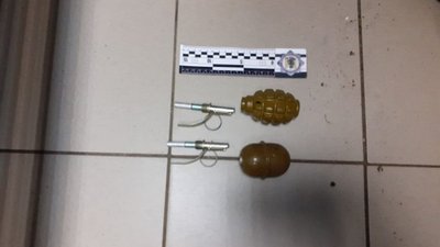 Біля метро у центрі Києва затримали двох чоловіків з гранатами