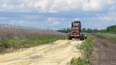 Паркан з колючого дроту та вежі з камерами. На Луганщині облаштовують кордон з Росією Паркан з колючого дроту та вежі з камерами. На Луганщині облаштовують кордон з Росією