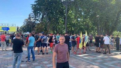 Під Радою автомобілісти вимагають полегшити розмитнення Під Радою автомобілісти вимагають полегшити розмитнення