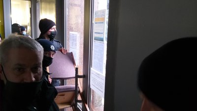 У Черкасах поліція заблокувала вхід до будівлі, де відбувається сесія міськради