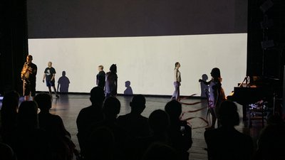 "6,5" - у херсонському театрі відбувся допрем'єрний показ документальної вистави про переселенців "6,5" - у херсонському театрі відбувся допрем'єрний показ документальної вистави про переселенців