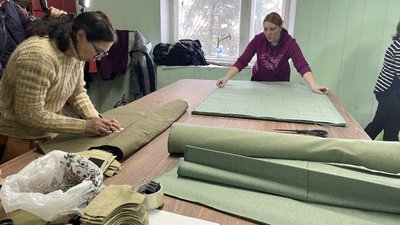 У Полтаві швачки-волонтерки відшивають розвантажувальні жилети, балаклави та білизну У Полтаві швачки-волонтерки відшивають розвантажувальні жилети, балаклави та білизну