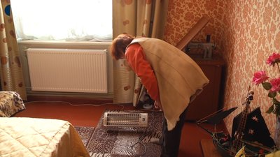 У своїй оселі Ганна Гуменна з Ізяслава з жовтня минулого року обігрівається лише невеликим електрообігрівачем, який тягне чимало світла. Фото: Суспільне. Поділля.