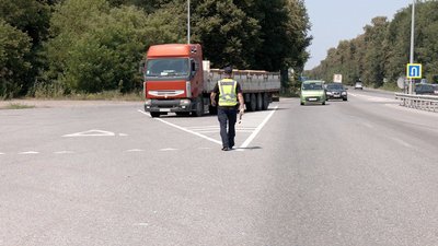 Патрульний Денис Горкуша перевіряє вантажівки