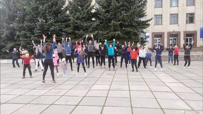 Спорт для всіх. У Бобринці провели ранкову руханку Спорт для всіх. У Бобринці провели ранкову руханку