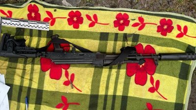 Влаштував стрільби по деревах з автомата Калашникова: на Хмельниччині затримали 37-річного чоловіка