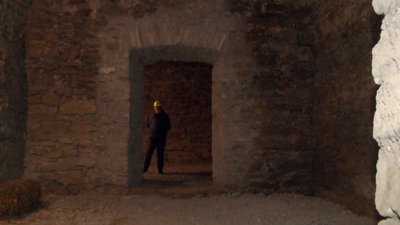 П'ять років археологи розкопували підвали палацу. П'ять років археологи розкопували підвали палацу.