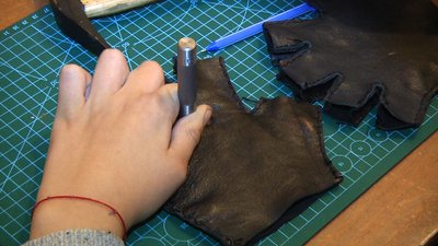 Учні Житомирської спецшколи шиють на уроках праці вироби зі шкіри Учні Житомирської спецшколи шиють на уроках праці вироби зі шкіри