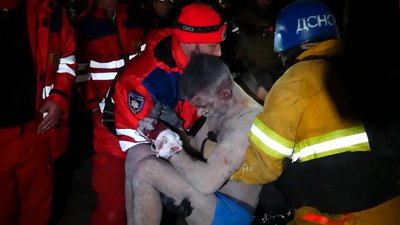 "Мамо, я ніколи не хотіла так жити, як в ту ніч". Історія подружжя, яке дивом вижило під завалами п’ятиповерхівки "Мамо, я ніколи не хотіла так жити, як в ту ніч". Історія подружжя, яке дивом вижило під завалами п’ятиповерхівки
