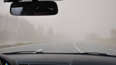 Пилова буря на Чернігівщині: ламає дерева, зриває утеплення будинків, обмежена видимість на дорогах Пилова буря на Чернігівщині: ламає дерева, зриває утеплення будинків, обмежена видимість на дорогах