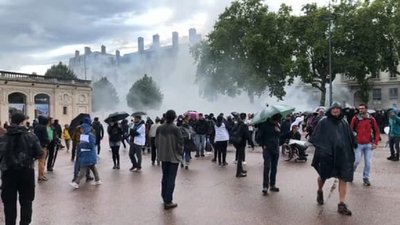 У Франції спалахнули чергові акції протесту проти COVID-обмежень У Франції спалахнули чергові акції протесту проти COVID-обмежень