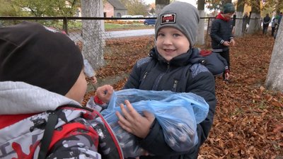 На Волині збирали каштани, щоб встановити пам'ятник воїнам АТО/ООС На Волині збирали каштани, щоб встановити пам'ятник воїнам АТО/ООС