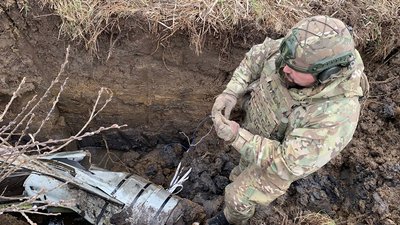 Тони залишків ракет та безпілотників знешкодили поліцейські на території Хмельниччини Тони залишків ракет та безпілотників знешкодили поліцейські на території Хмельниччини