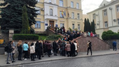 У Луцьку медичний мітинг: лікарі проти перетворення пологового у коронавірусний шпиталь У Луцьку медичний мітинг: лікарі проти перетворення пологового у коронавірусний шпиталь