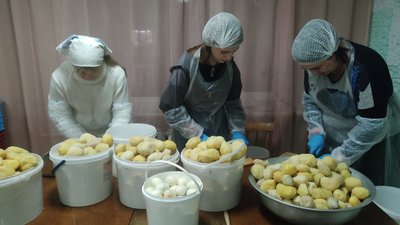 Тонну олів’є приготували та відправили на фронт для ЗСУ житомирські волонтери Тонну олів’є приготували та відправили на фронт для ЗСУ житомирські волонтери