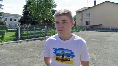 Вальс у дворі: як у волинському ліцею готуються до свята останнього дзвоника
